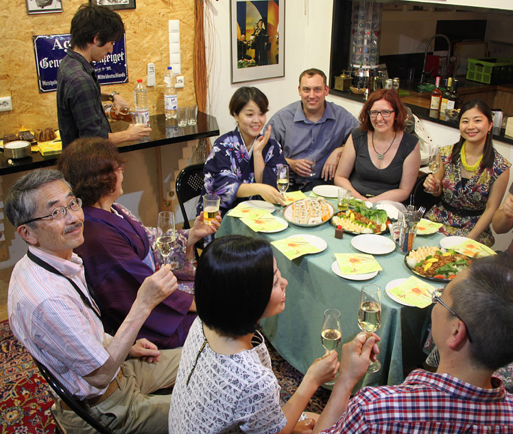 Eine Gruppe von Gästen trinken und essen zusammen